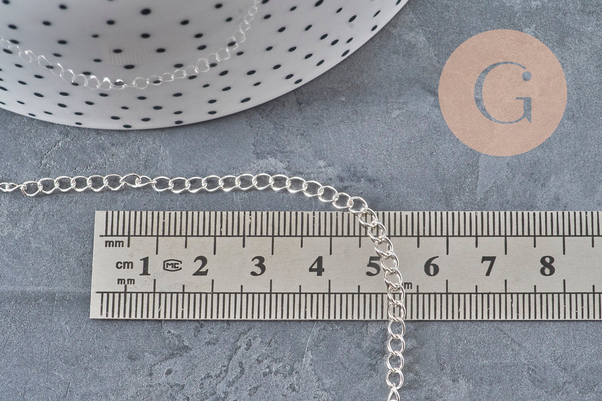 Chaîne maille courbe en acier inoxydable 304 argenté 4x3mm, mesurée sur une règle.