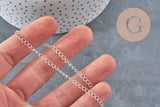 Chaîne maille courbe en acier inoxydable 304 argenté 4x3mm, tenue dans une main.