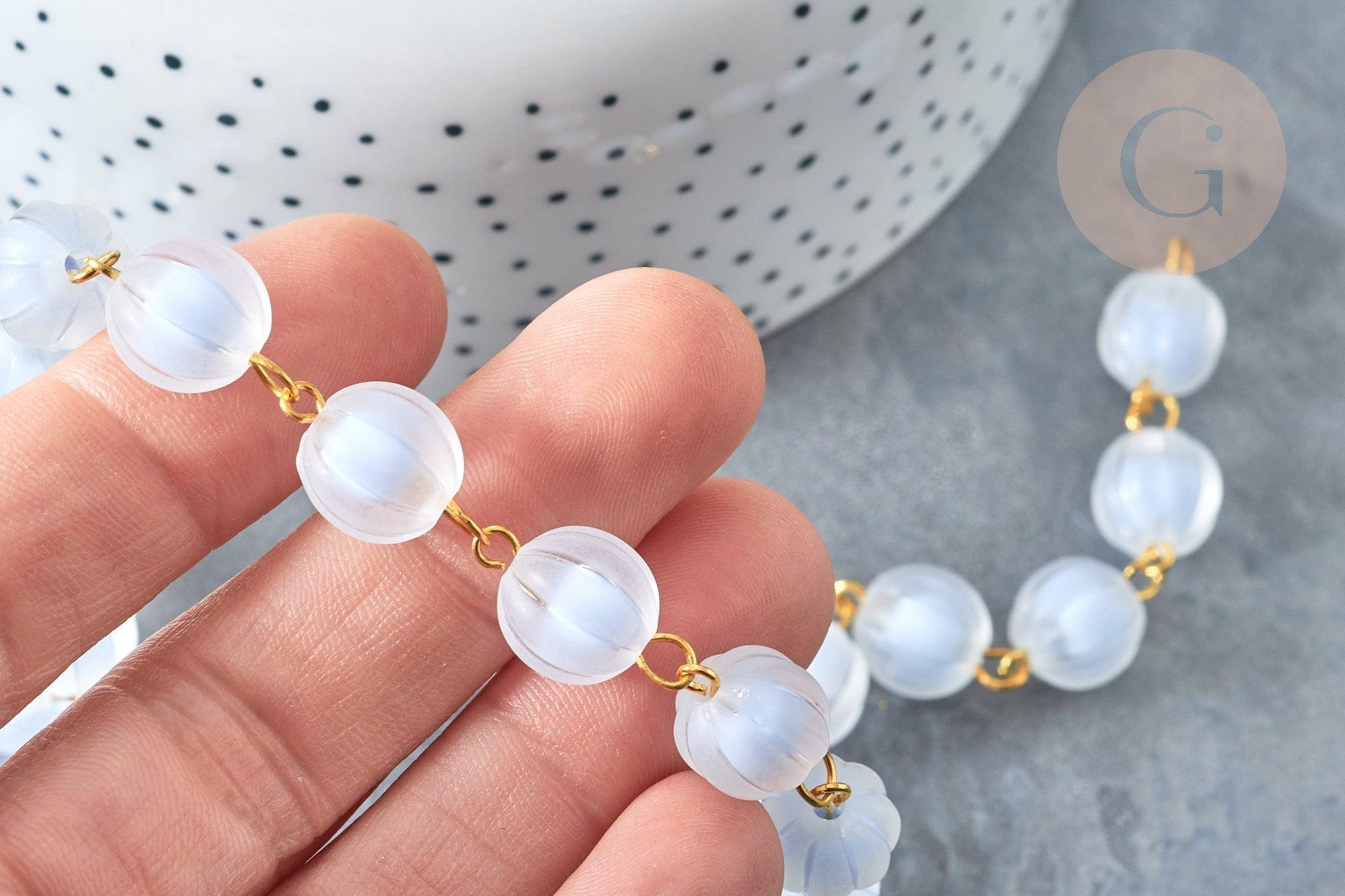 Chaine perle ronde acrylique blanc bleuté 11mm fer doré, Chaine dorée, x1 mètre (G7815)