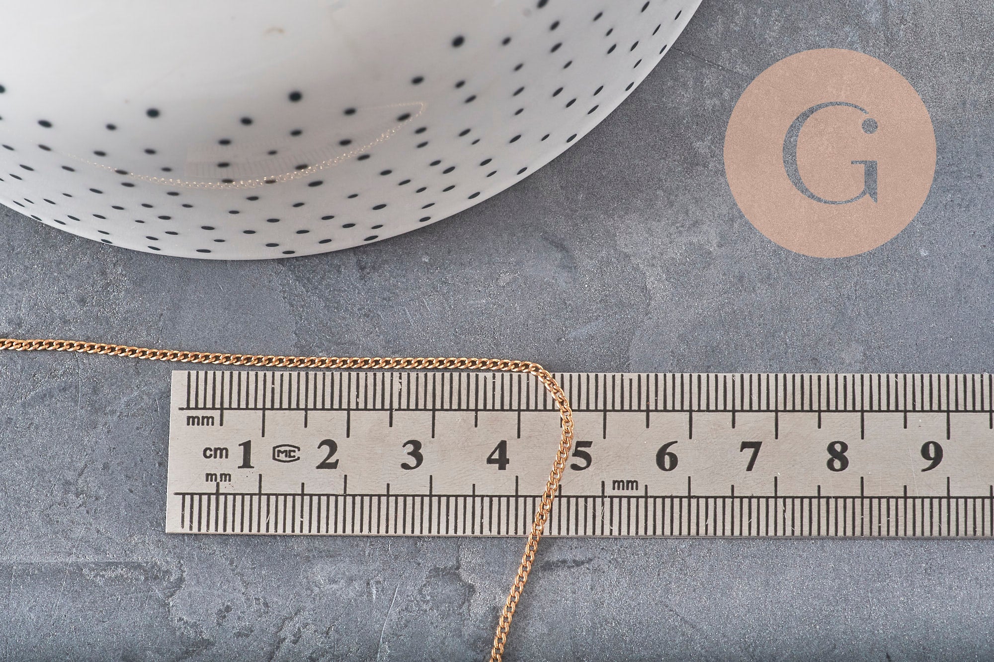Chaîne plate en laiton brut de 1,5 mm de large, idéale pour la création de bijoux DIY, présentée avec une règle.