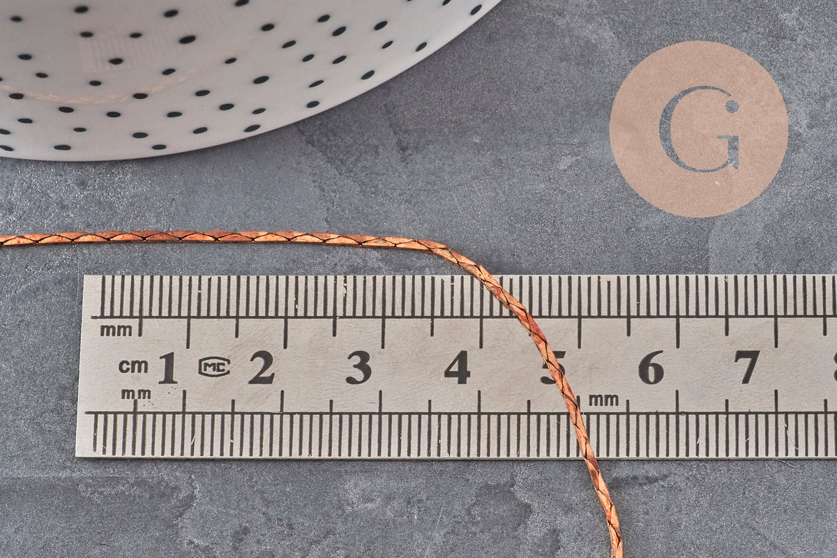 Chaîne forçat fine en laiton brut de 1mm mesurée sur une règle, idéale pour la création de bijoux DIY.