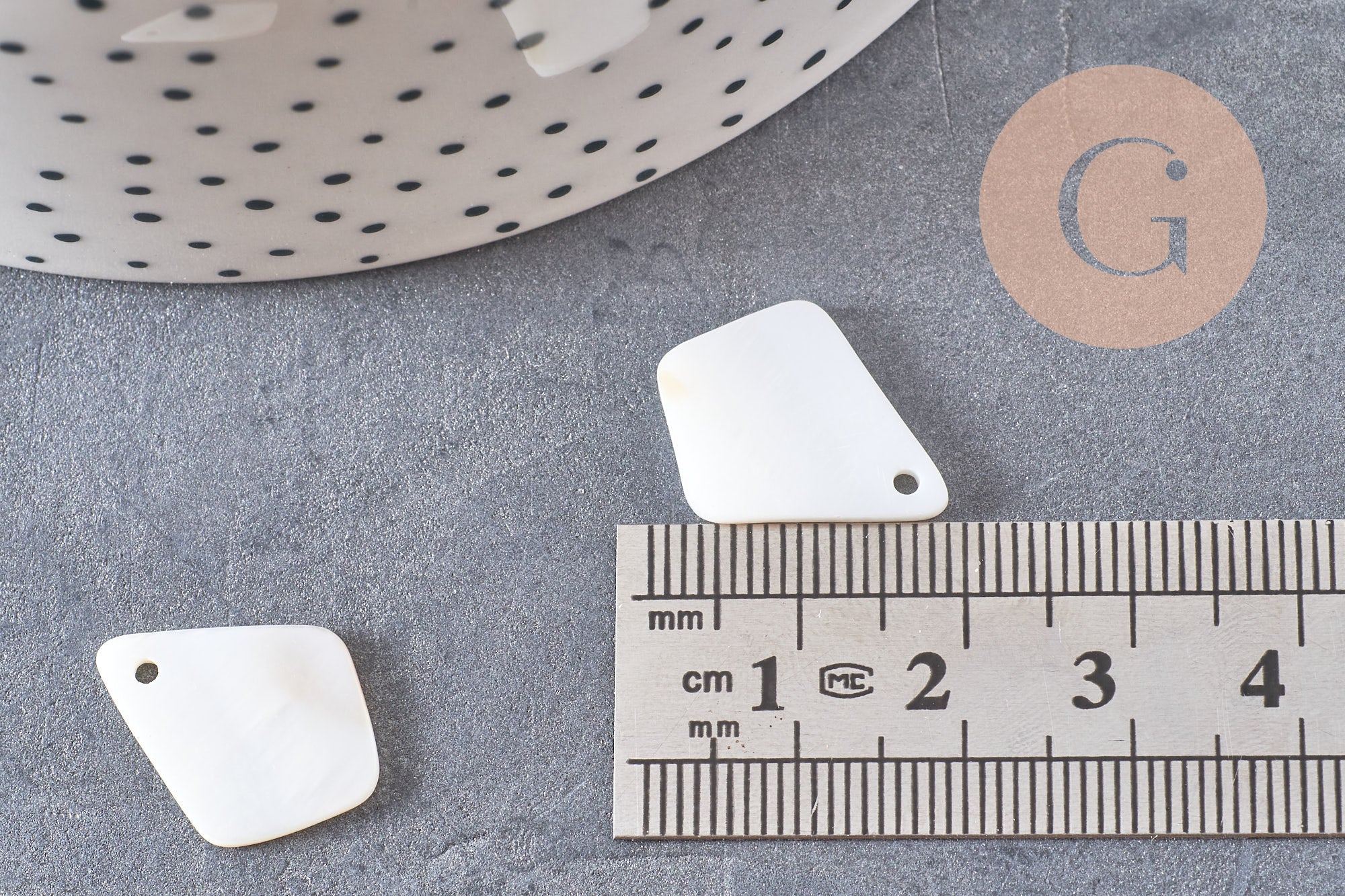Charm losange nacre blanche naturelle 20mm, x 10 (G1062)