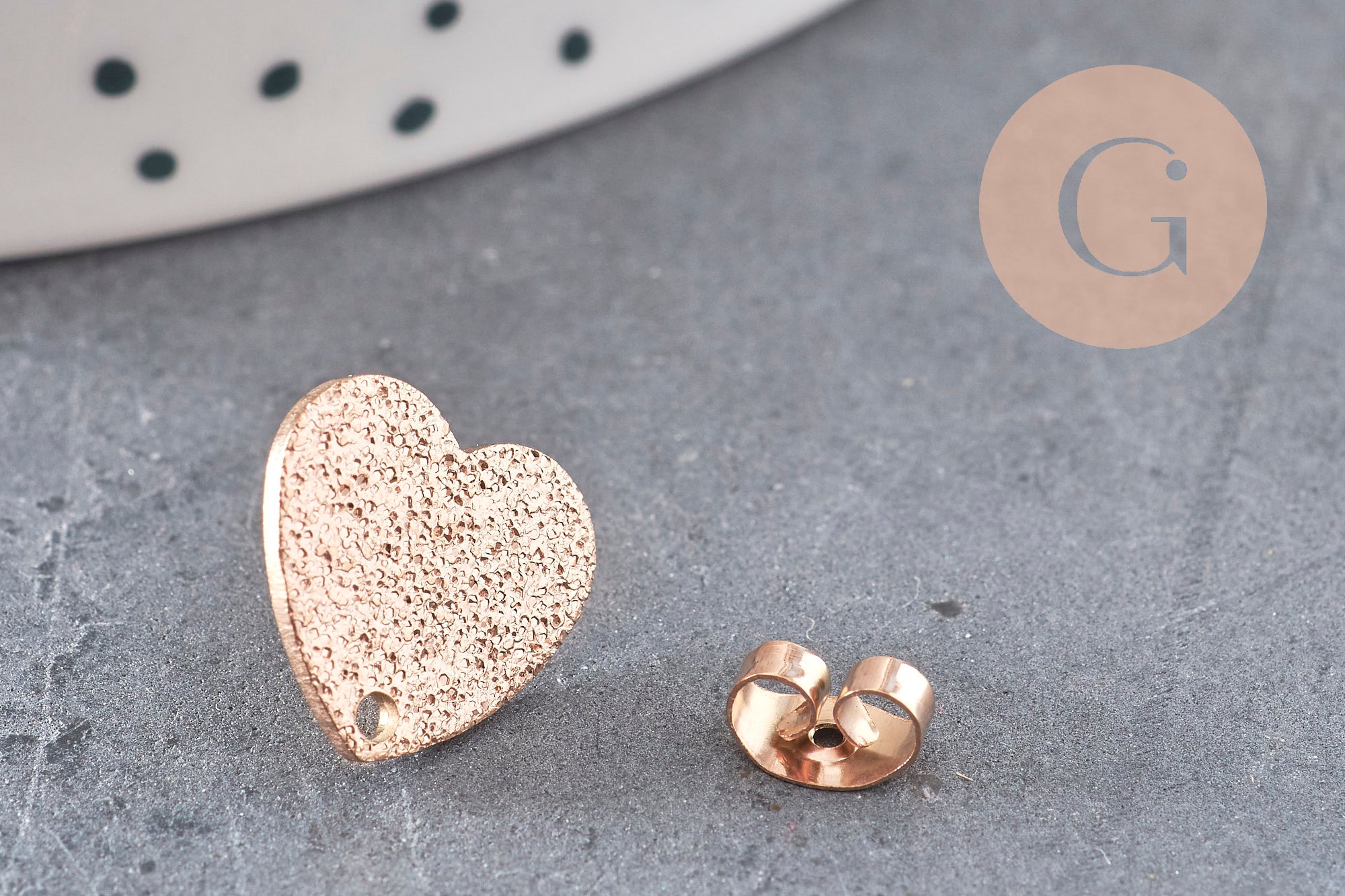 Clous-puces oreille coeur acier 304 inoxydable or rose IP sablé 1 trou 13mm, la paire (G10953)