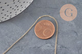 Chaîne fine gold-filled 14K de 45.7cm avec fermoir doré, posée à côté d'une pièce de 5 centimes.