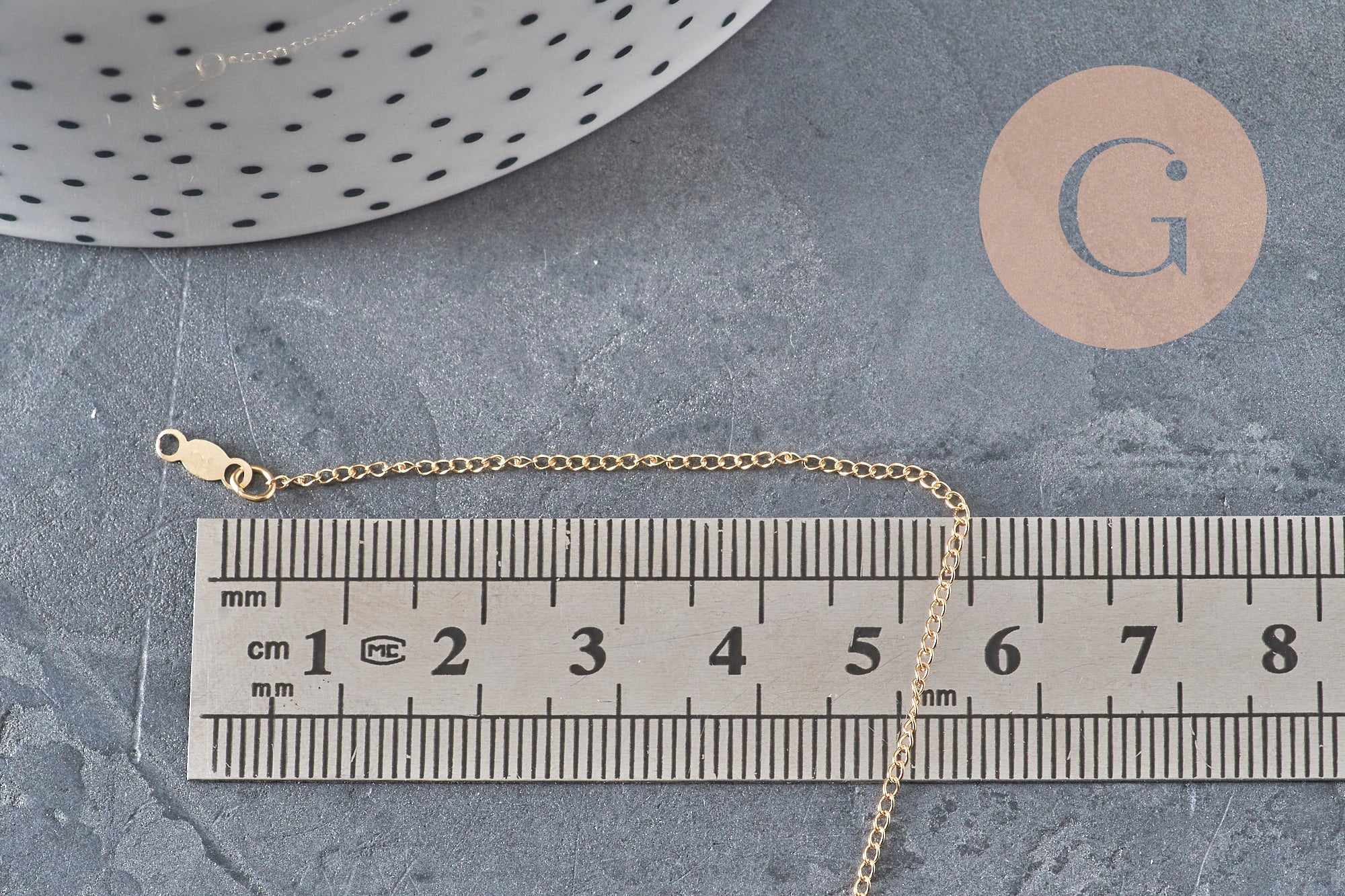 Chaîne fine maille plate gold-filled 14K de 45.7cm avec fermoir, mesurée sur une règle.