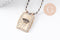 Collier médaille émaillée soucoupe volante émail noir zircons cordon tressé zamac doré 45cm x1 (G10364-6)