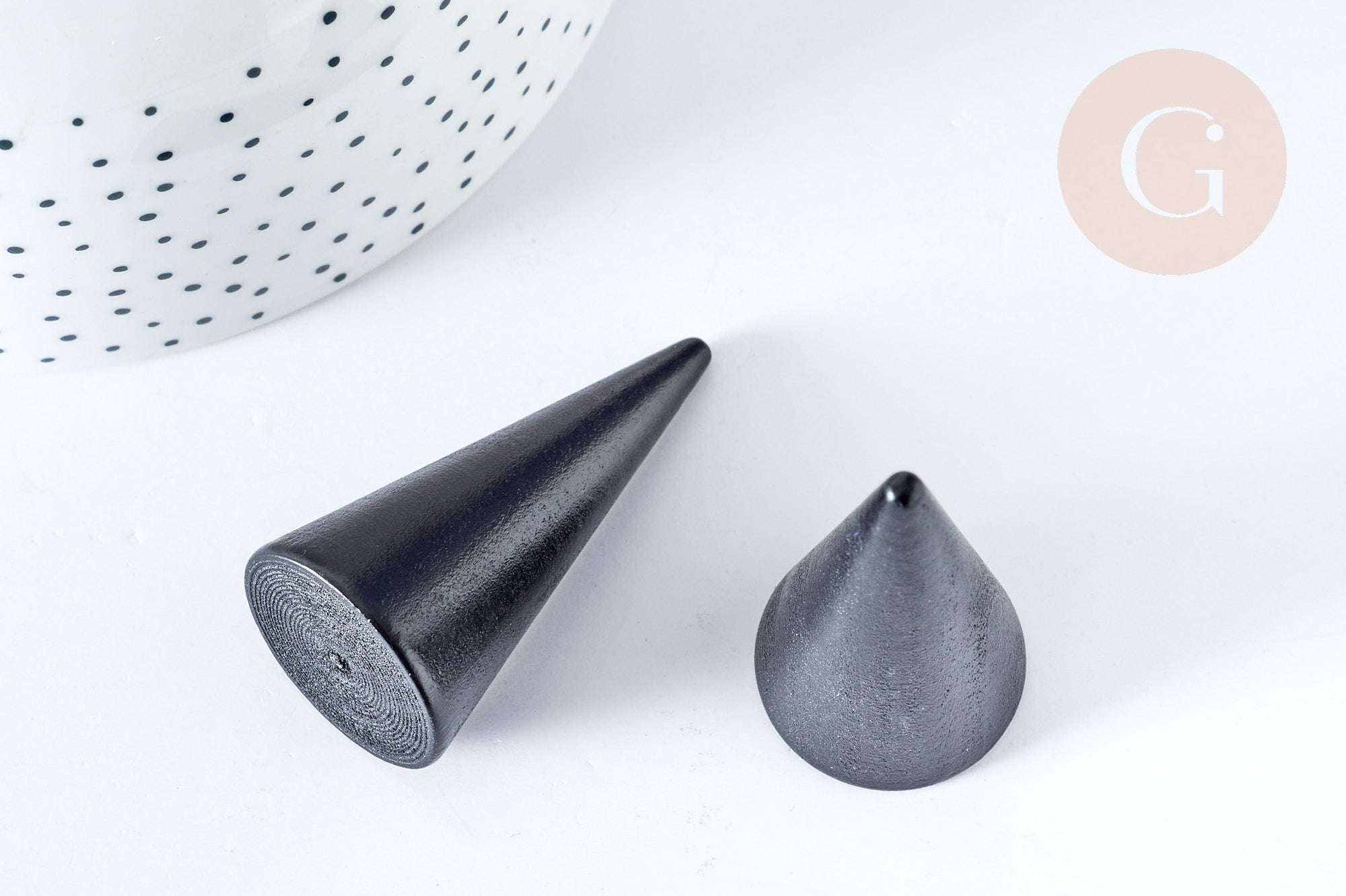 Cône en bois noir Présentoir à pour bague, x1 (G8117)