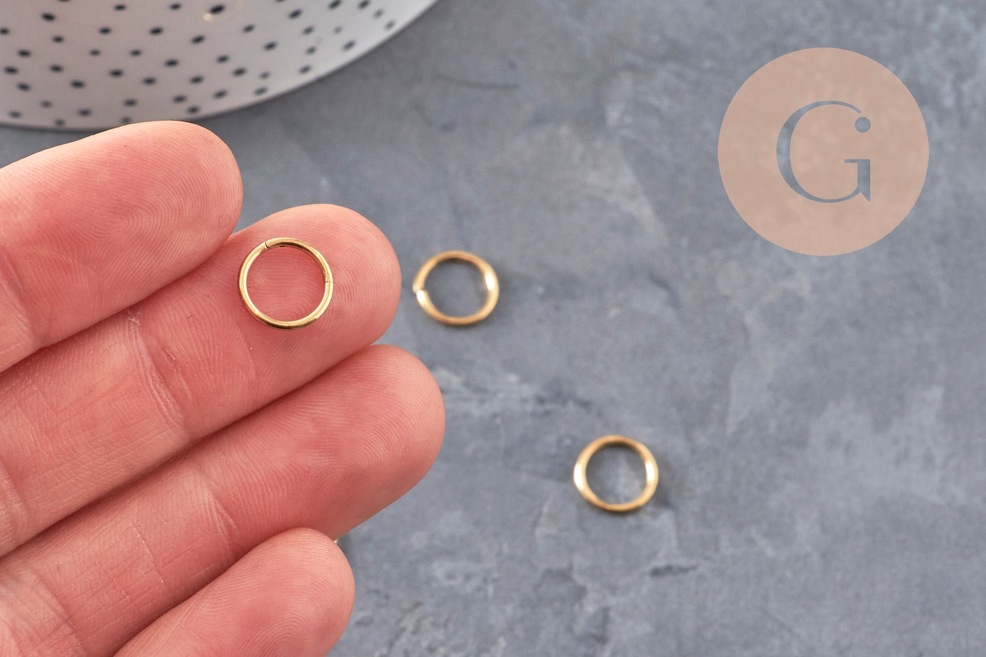 Créoles minimalistes acier 304 inoxydable doré PVD 8mm, la paire (G11081)