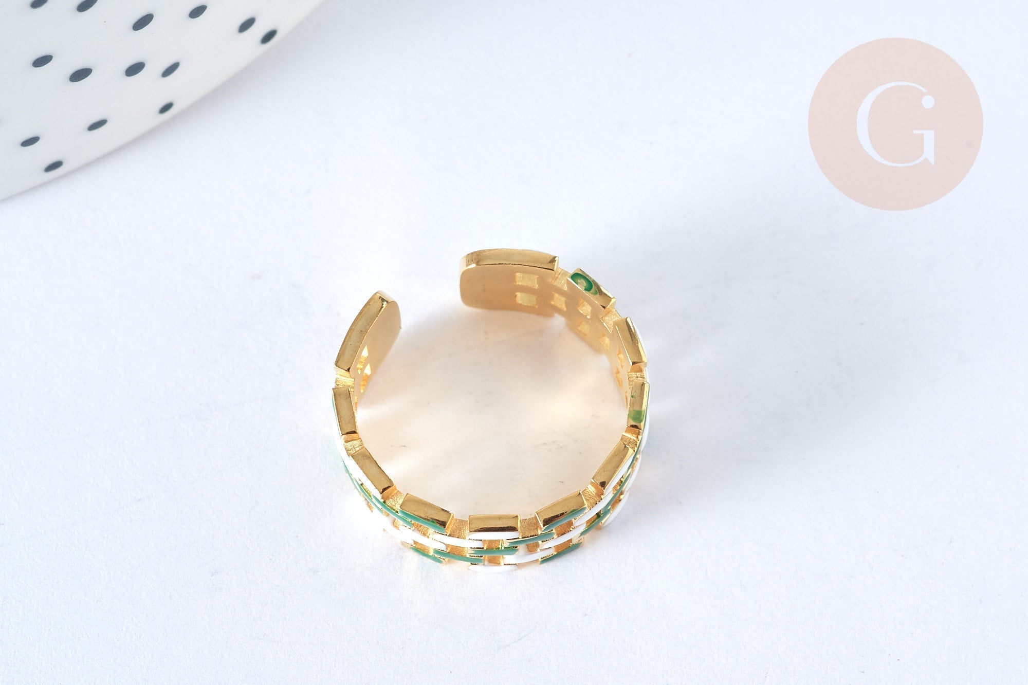 EP-Bague réglable maille croisée acier inoxydable doré émail blanc et vert Taille 54, x1 (G7001)