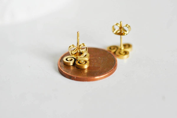 EP Boucles puces acier doré triskel, bijoux doré, création bijoux,triskel,sans nickel,la paire, 9mm, x1 G1719