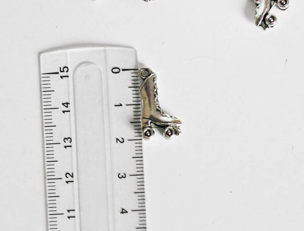 EP Breloques roller argent tibétain,fournitures créatives,argent tibétain,patin à roulettes, breloque argent, création bijoux, x 5,G2403