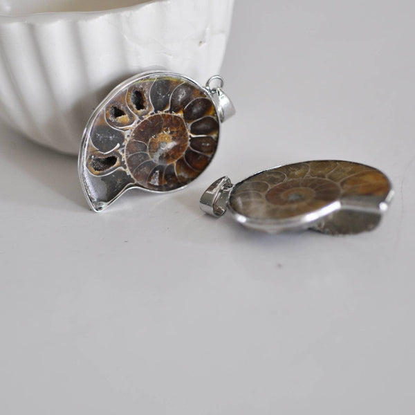 EP Pendentif argenté Coquillage naturel marron fossile, pendentif pierre, pendentif argenté, coquillage naturel, coquillage bijou,argenté, 45mm