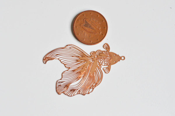 EP-Pendentif estampe filigrane poisson japonais laiton or rose 49x31mm, x 2 G3639