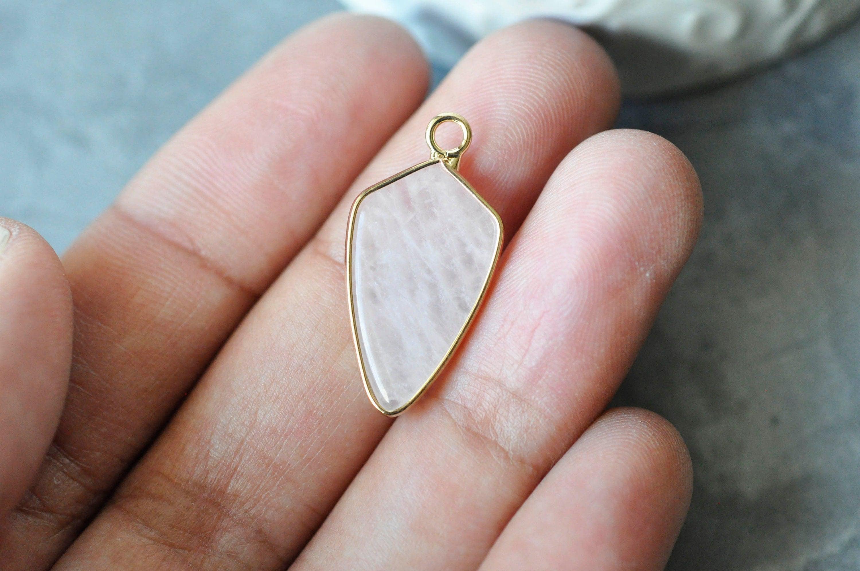 EP-Pendentif goutte quartz rose laiton doré,pendentif bijoux,pendentif pierre,quartz rose naturel,pendentif quartz rose,28mm, x1, G3940