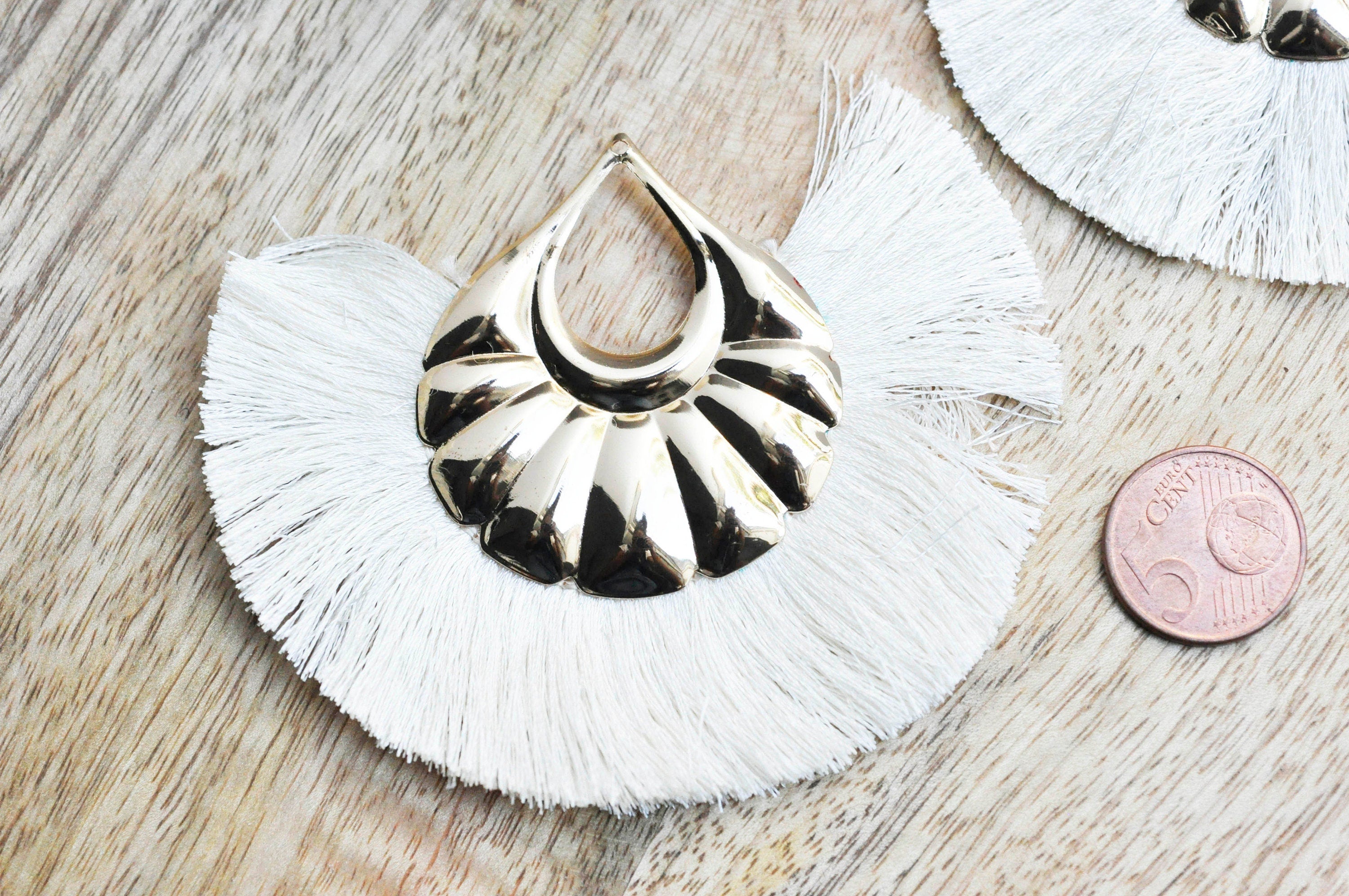 EP -Pendentif large pompon fil blanc écru support doré,pendentif en fil sur support doré, 85-92mm, x 2, G4537