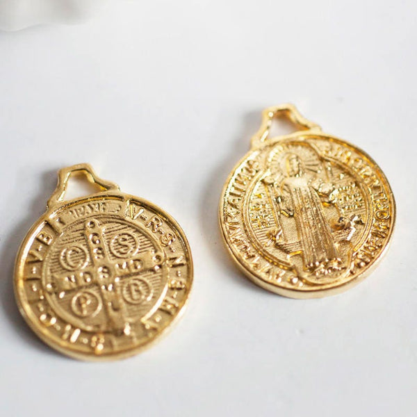 EP Pendentif médaille rondes Saint Benoit, fournitures créatives, pendentif doré, médaillon,laiton doré, création bijoux, médaille or ,2.1cm