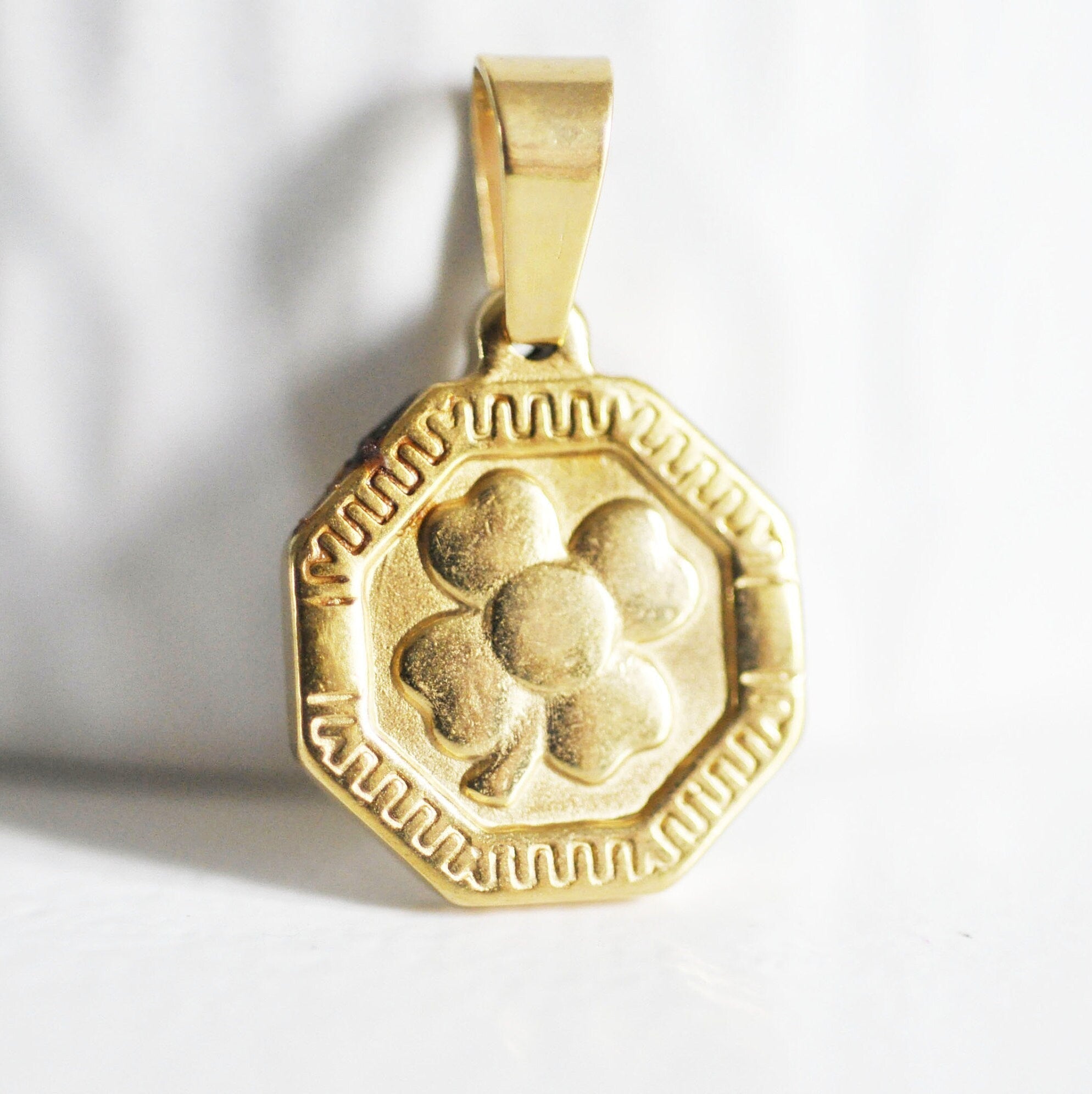 EP Pendentif médaille trèfle acier doré, pendentif doré,sans nickel,laiton doré, création bijoux,médaille or,18mm,G3061