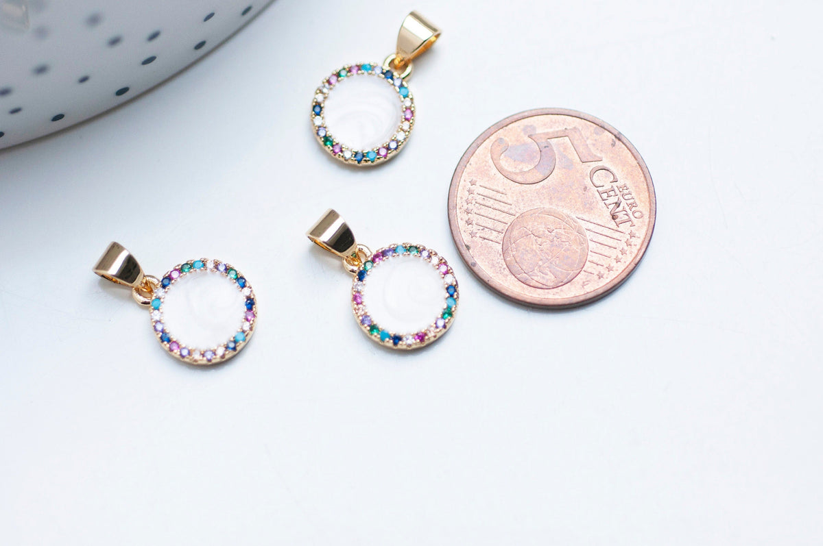 EP-Pendentif rond laiton doré 18K émail blanc et zircons 13.5mm, x1 G4739
