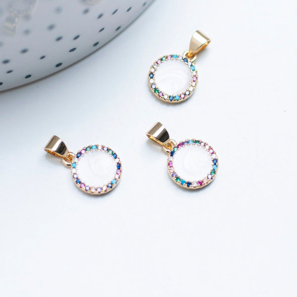 EP-Pendentif rond laiton doré 18K émail blanc et zircons,creation bijoux,coeur doré, pendentif laiton doré,13.5mm, x1 G4739