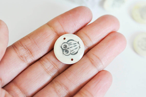 EP Pendentif rond nacre chouette, pendentif hibou,coquillage blanc,coquillage naturel,création bijoux,20mm,2 trous, les 10,G1077