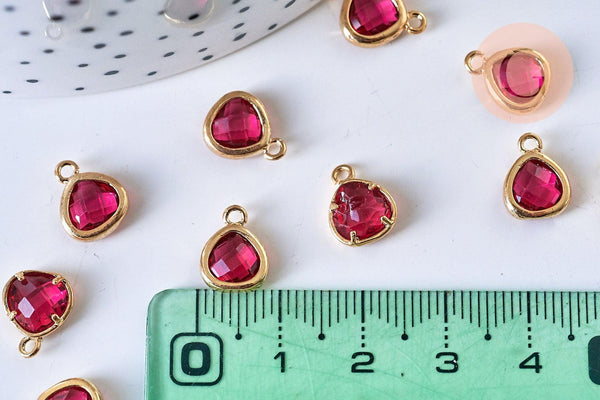 EP-Pendentif triangle cristal de bohème rouge rubis facetté laiton doré 11mm, x1 (G6116)
