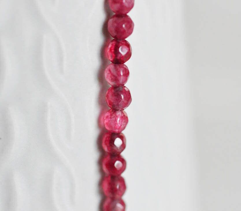 EP Perle agate naturelle teintée rouge magenta 4mm facettes, x1 fil de 35cm- G07