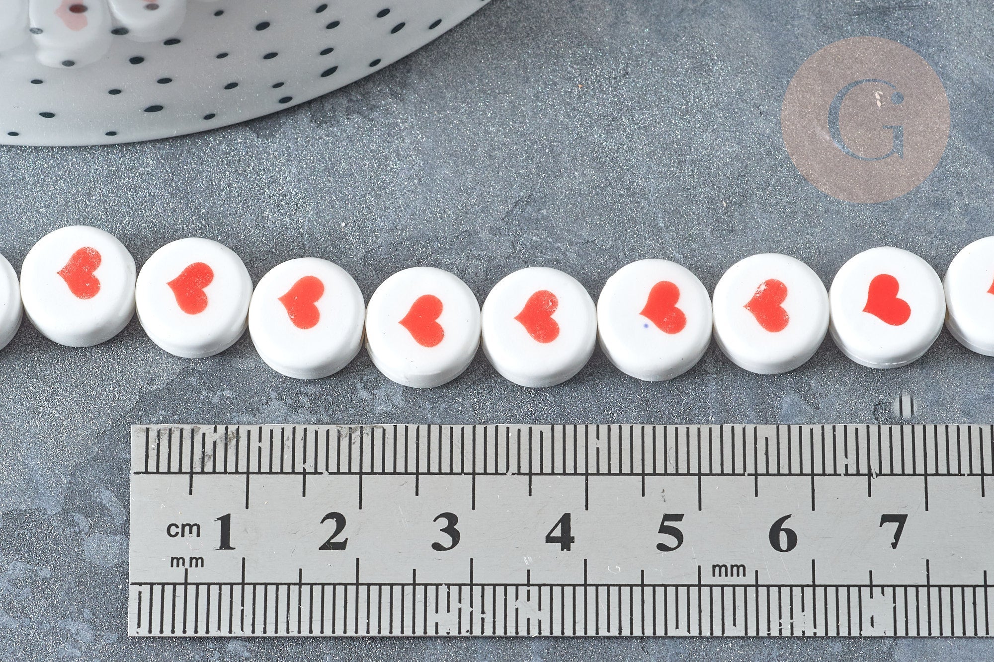 Perles Rondes plates porcelaine blanche cœur rouge 10.5x5.5mm,bijoux porcelaine, fil de 30cm, x1 G7804