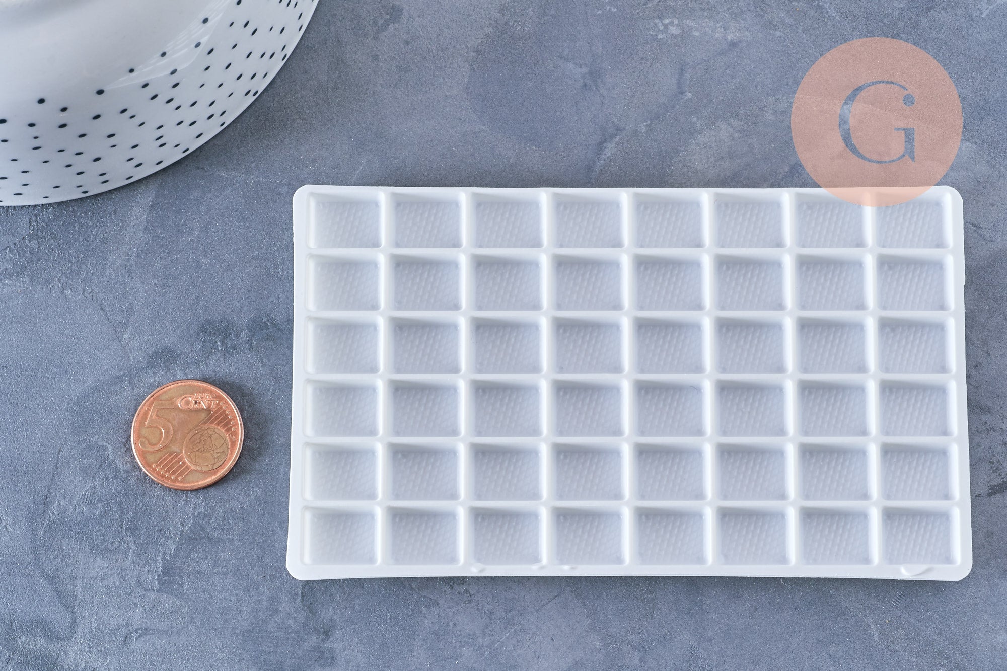 Plateau rectangulaire plastique blanc pour trier les perles 127mm, triage & rangement des perles, 48 compartiments, x1 G6864