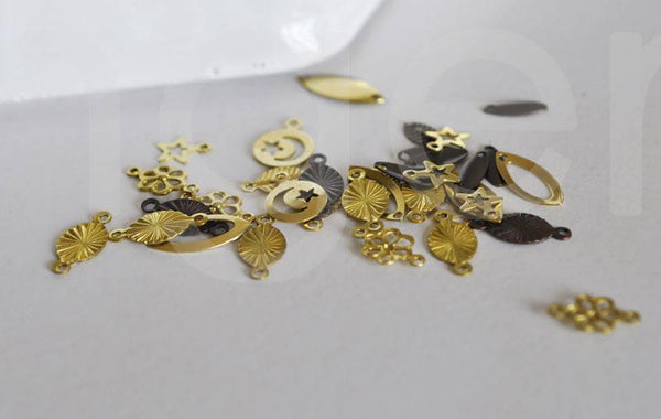 EP x 10 breloques en laiton brut ou patiné