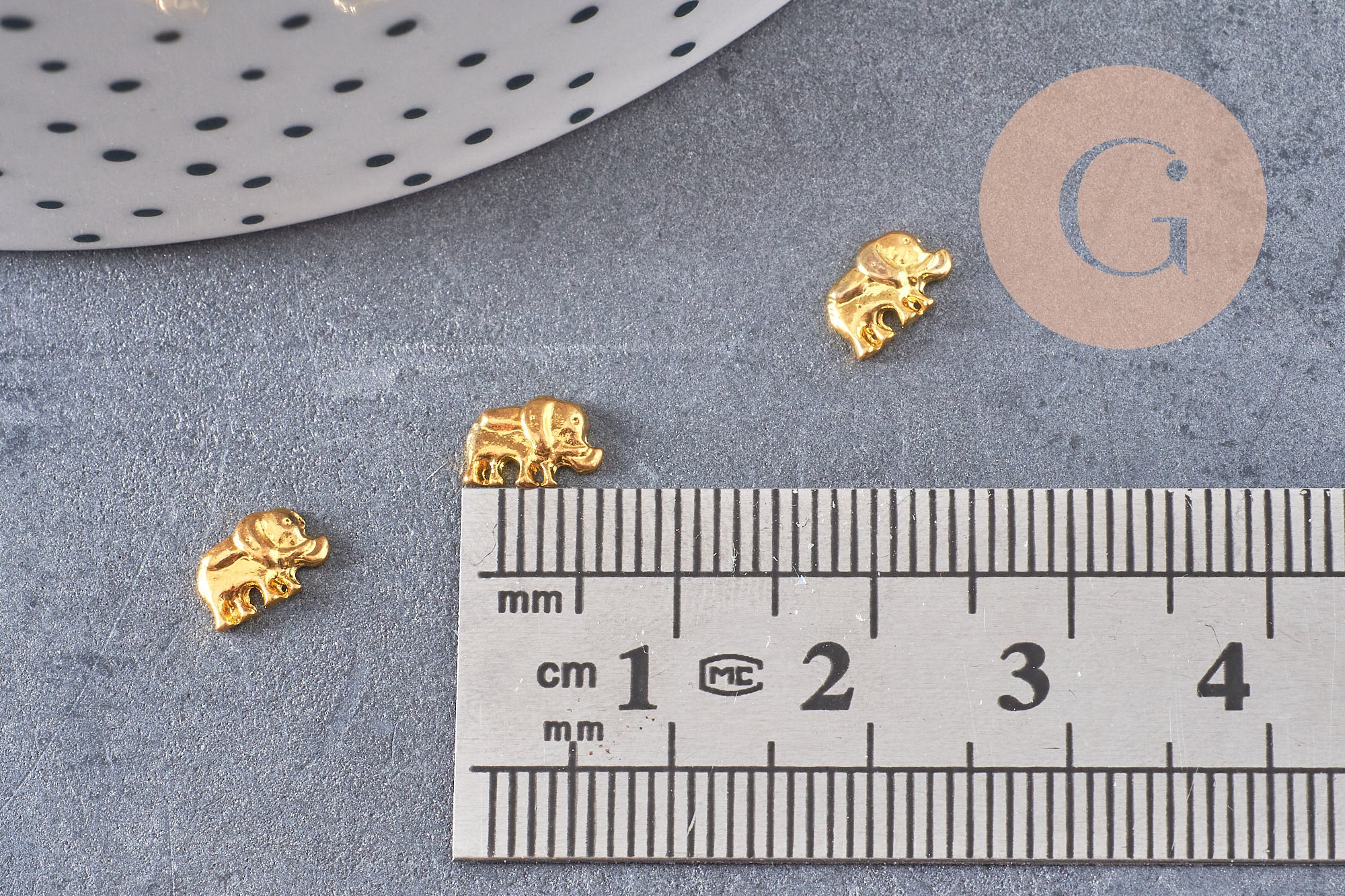 Éléphant à coller zamac doré 4x7mm,fournitures à coller pour décorer pierres et bijoux, x3 (G5280)
