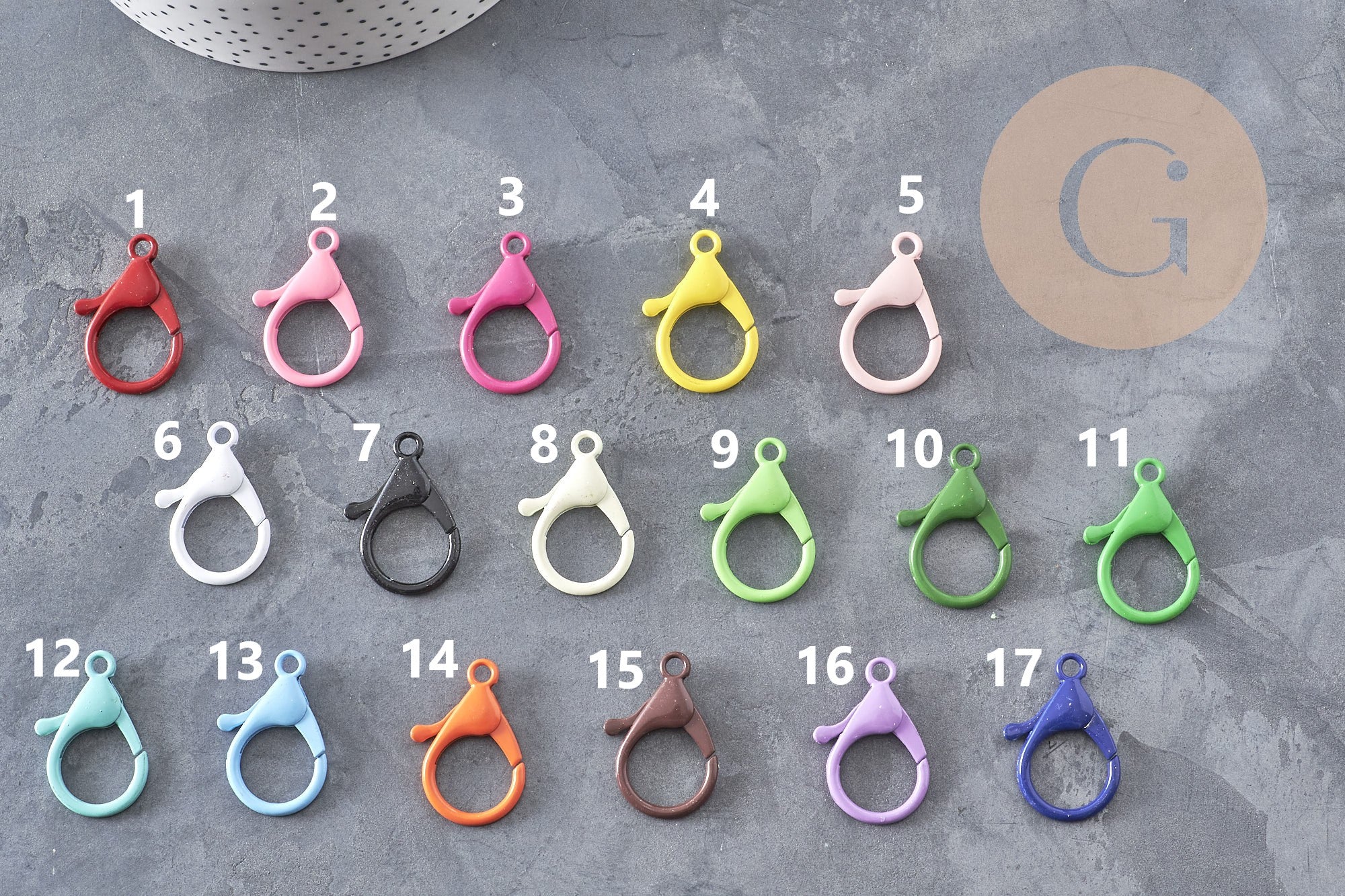 Lot de 17 fermoirs perroquet XXL 35mm en zamac coloré mat, assortiment de couleurs vives et neutres.