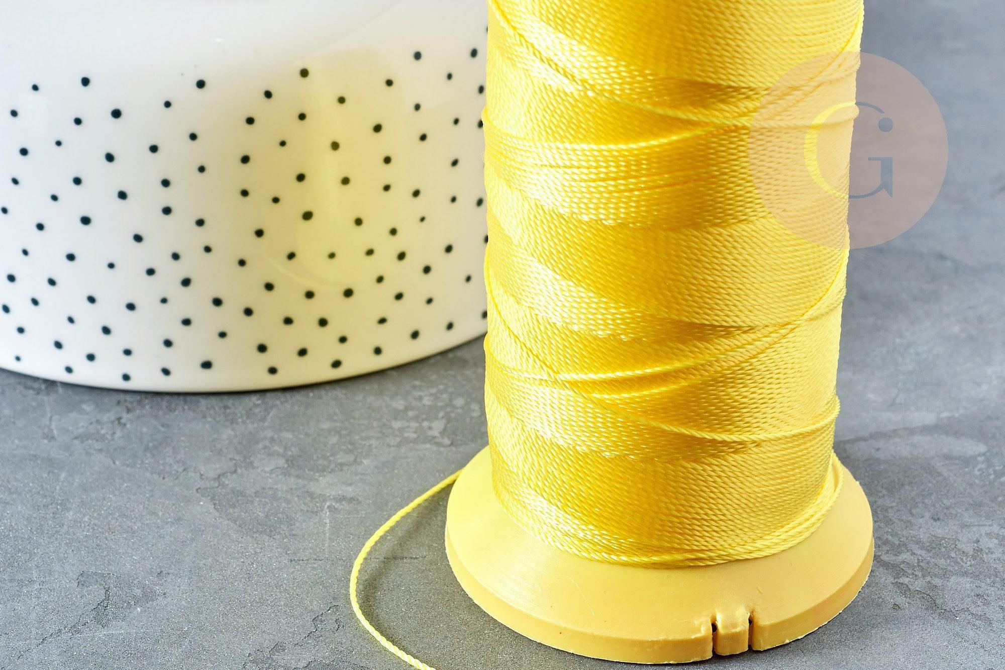 Fil nylon jaune nylon à broder-couture-bijoux 0.8mm , x10 mètres (G8313)