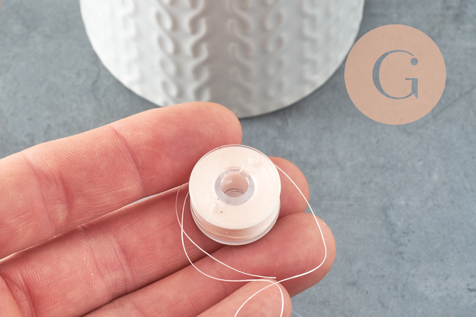 Fil pour tissage de perles delica miyuki nylon beige 0.1mm, x1 rouleau de 46 mètres (G10569)