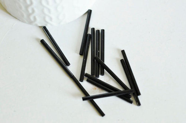 Grandes perles rocaille Tube noir 20x2.5mm, x 10gr (G3155)