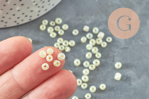 Grosses perles rocaille jaune clair, perles rocaille jaune, jaune opaque,perles verre, diamètre 4mm, lot 10Gr (G2081)