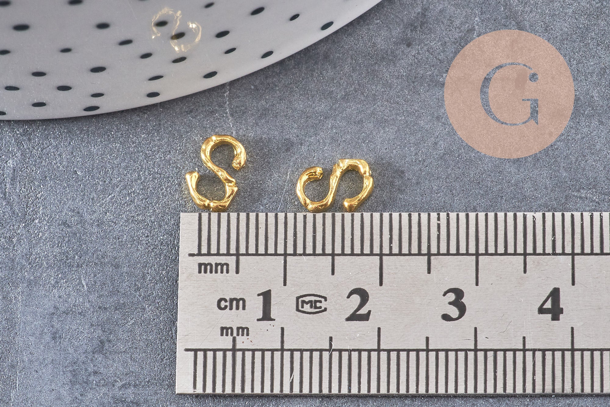 Lettre à coller zamac doré,fournitures à coller pour décorer pierres et bijoux en inclusion résine,8x6mm, x 2 (G3766)