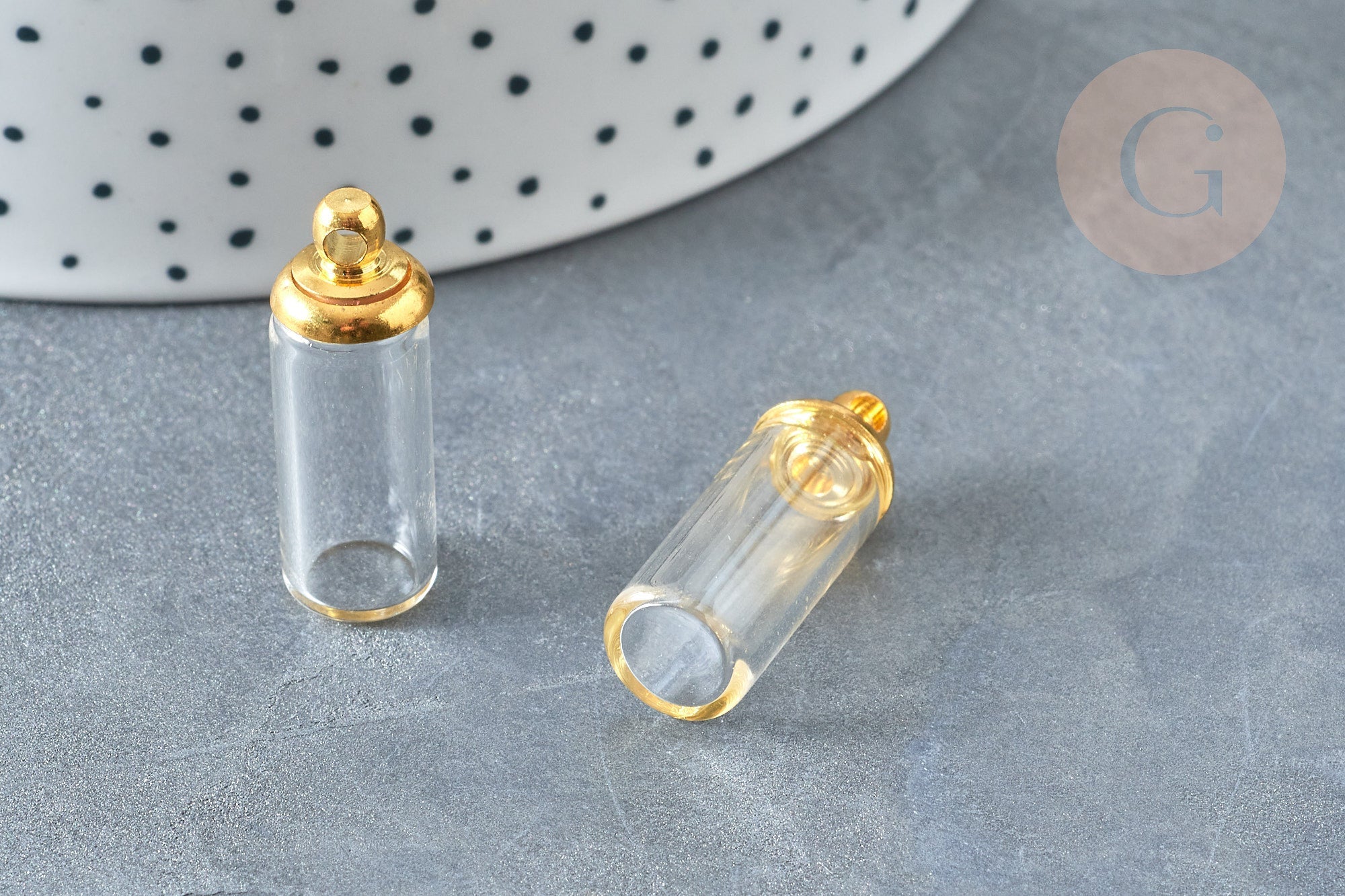 Pendentif Bouteille colonne en verre et capuchon en laiton doré 28.5mm,x1 (G7935)