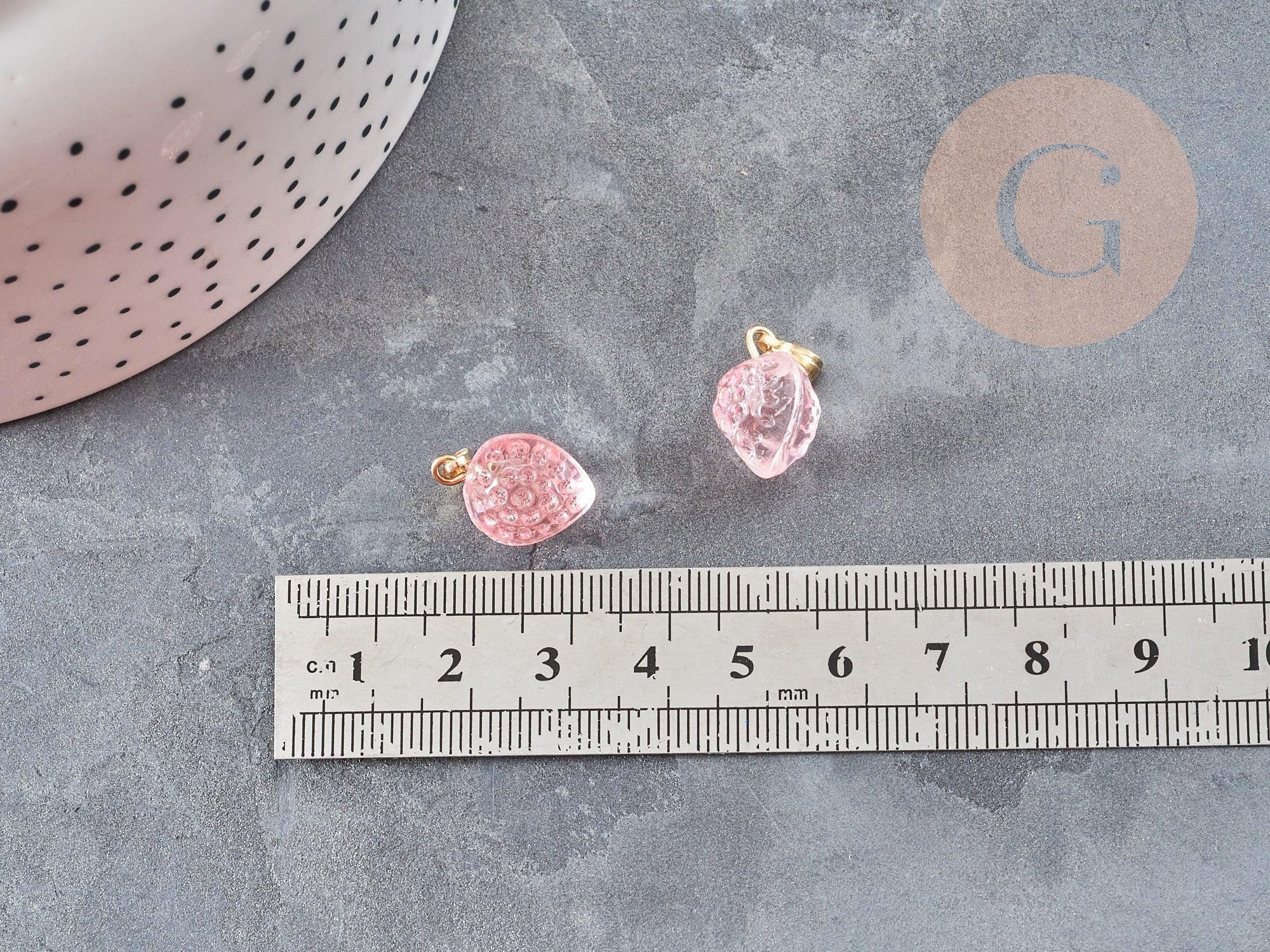 Pendentif Fraise verre rose fer doré 17~18x11~12x10mm, collier pendentif, pendentif fraise, 17~18mm, x1 (G9060)