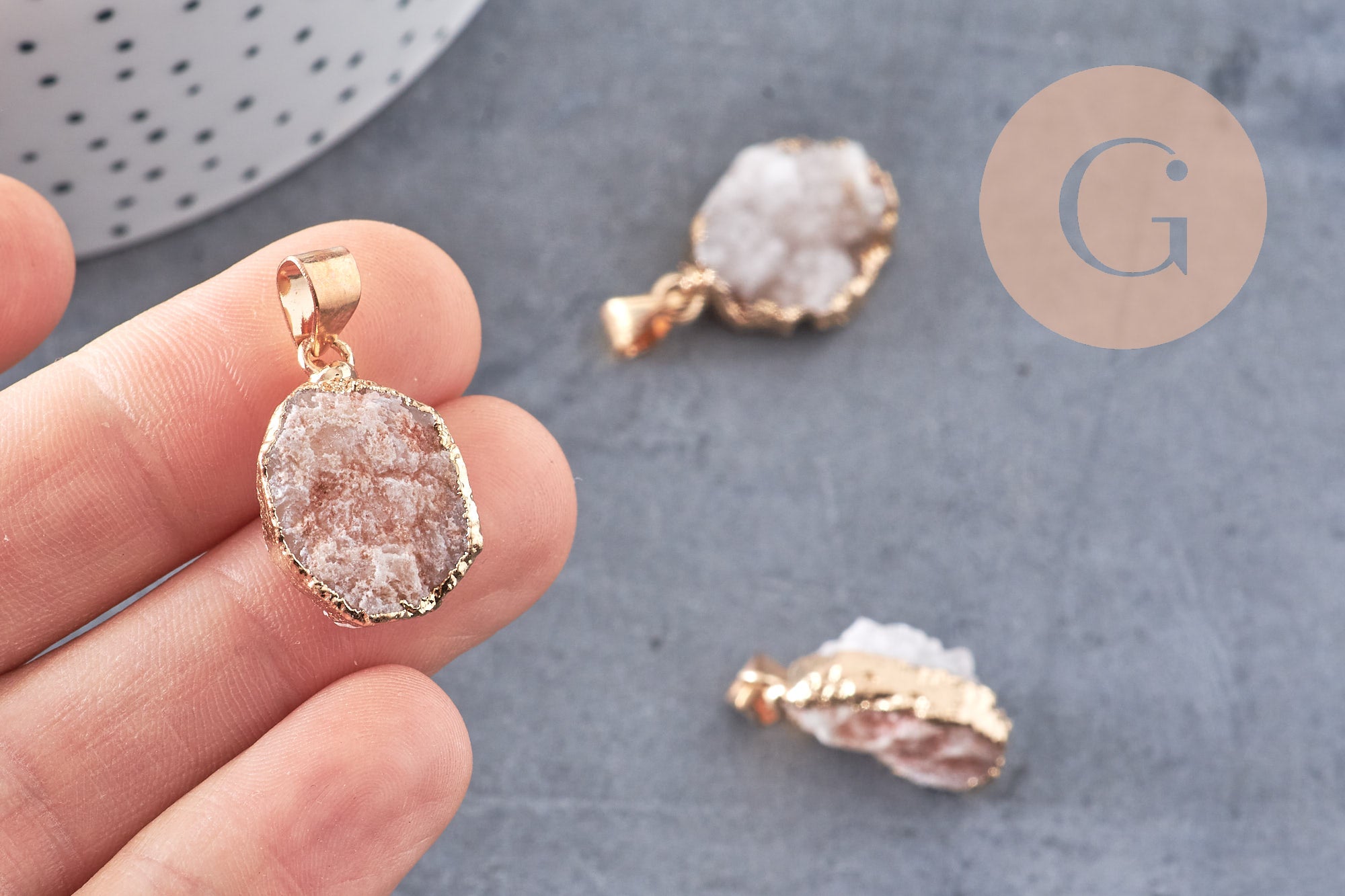 Pendentif agate blanche druzy, pendentif pierre, support doré, pierre naturelle,30mm, x1 (G1482)