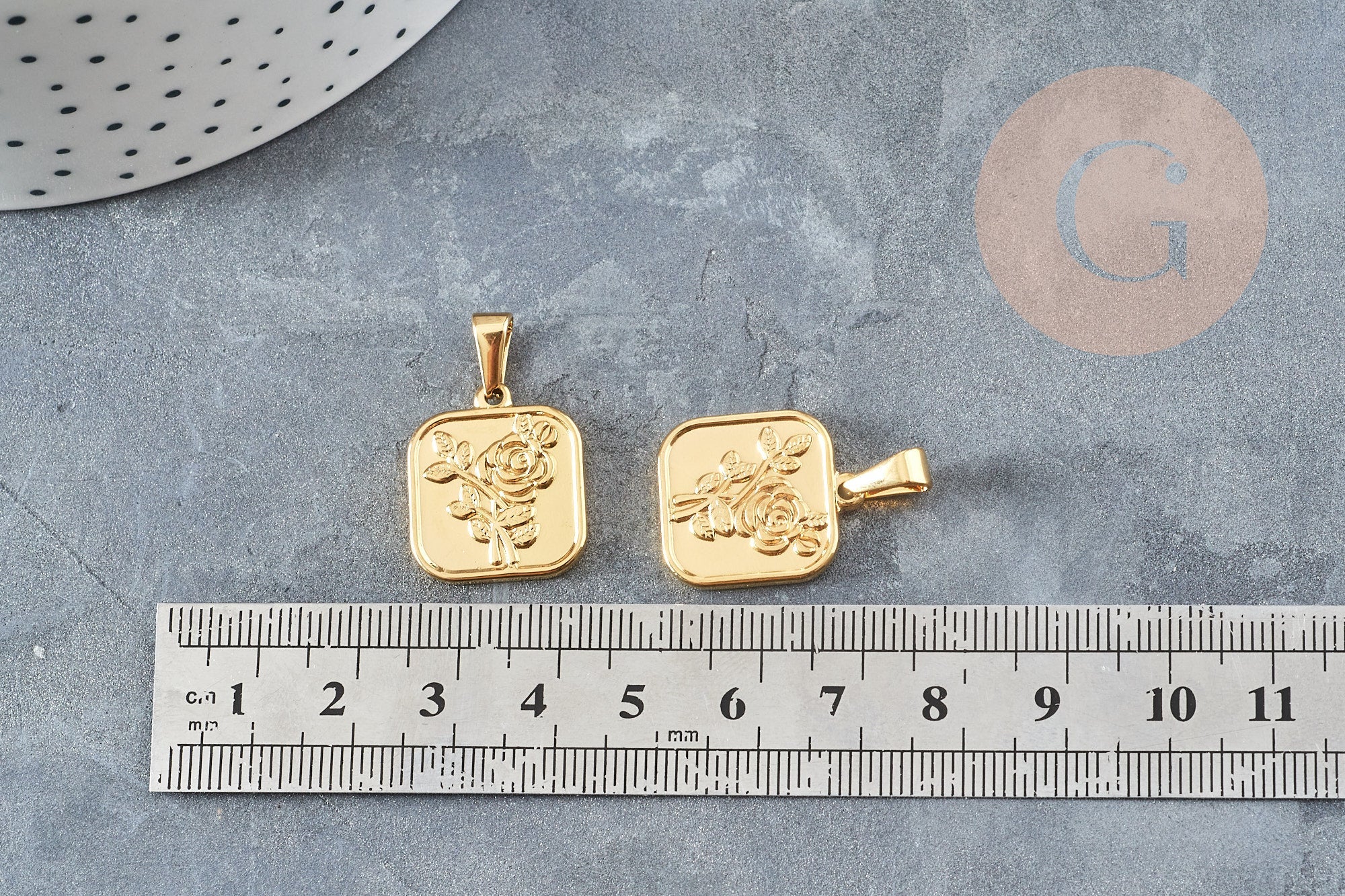 Pendentif carré fleur rose laiton doré 13.5mm, Pendentif pour création bijoux x1 G5020