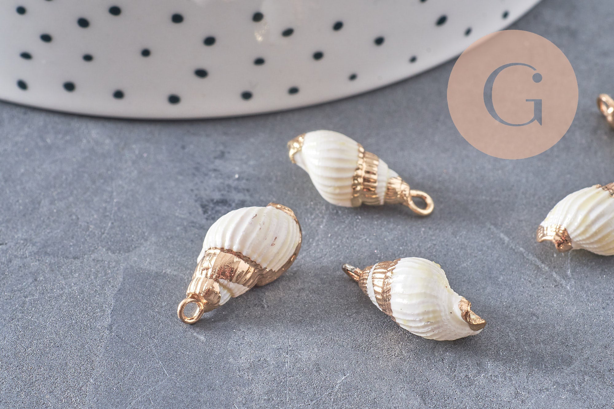 Pendentif coquillage blanc spirale fer doré 20mm, x2 (G0706)