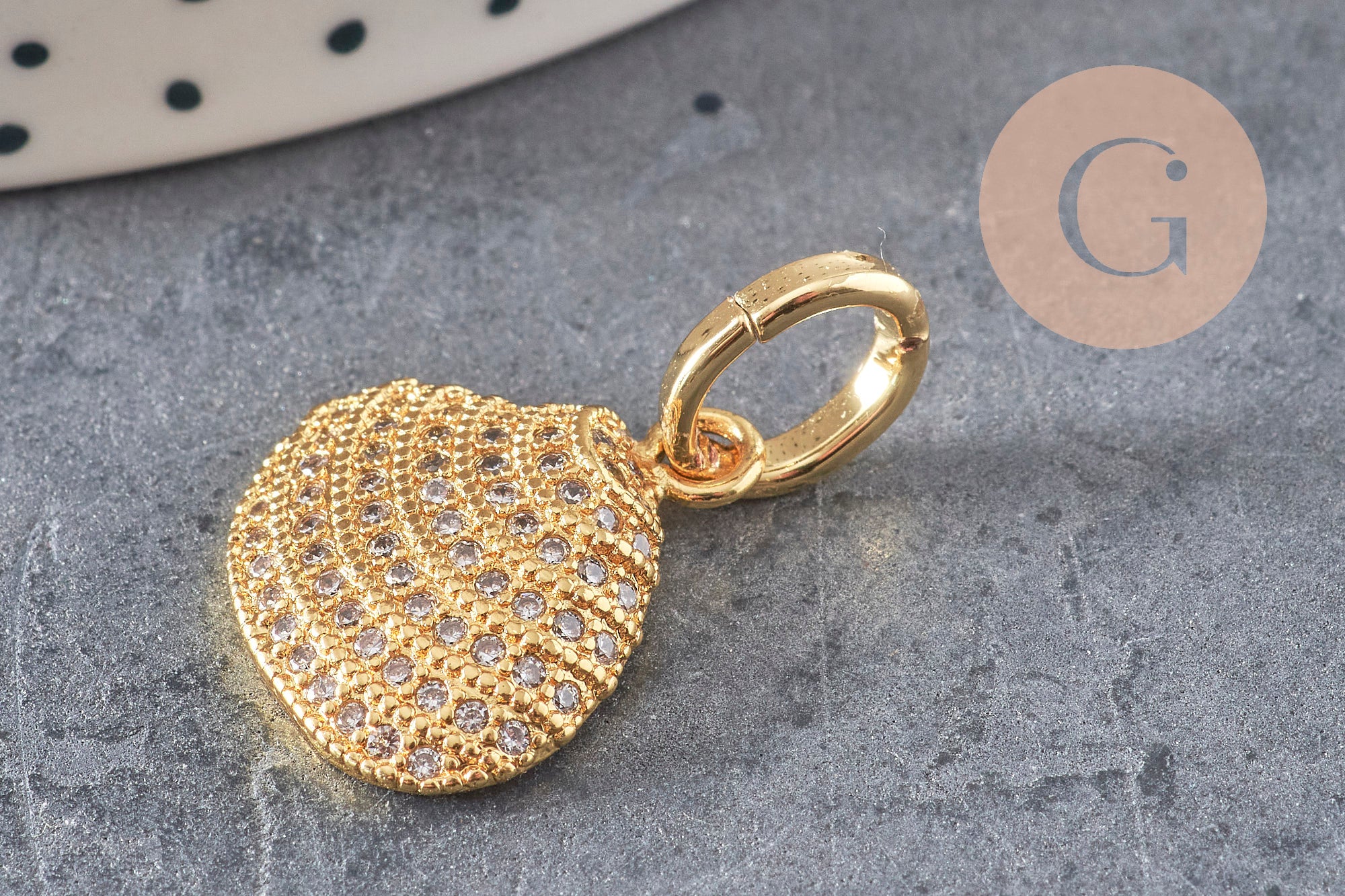 Pendentif coquillage zircons blancs laiton doré 20mm, x1 (G9829)