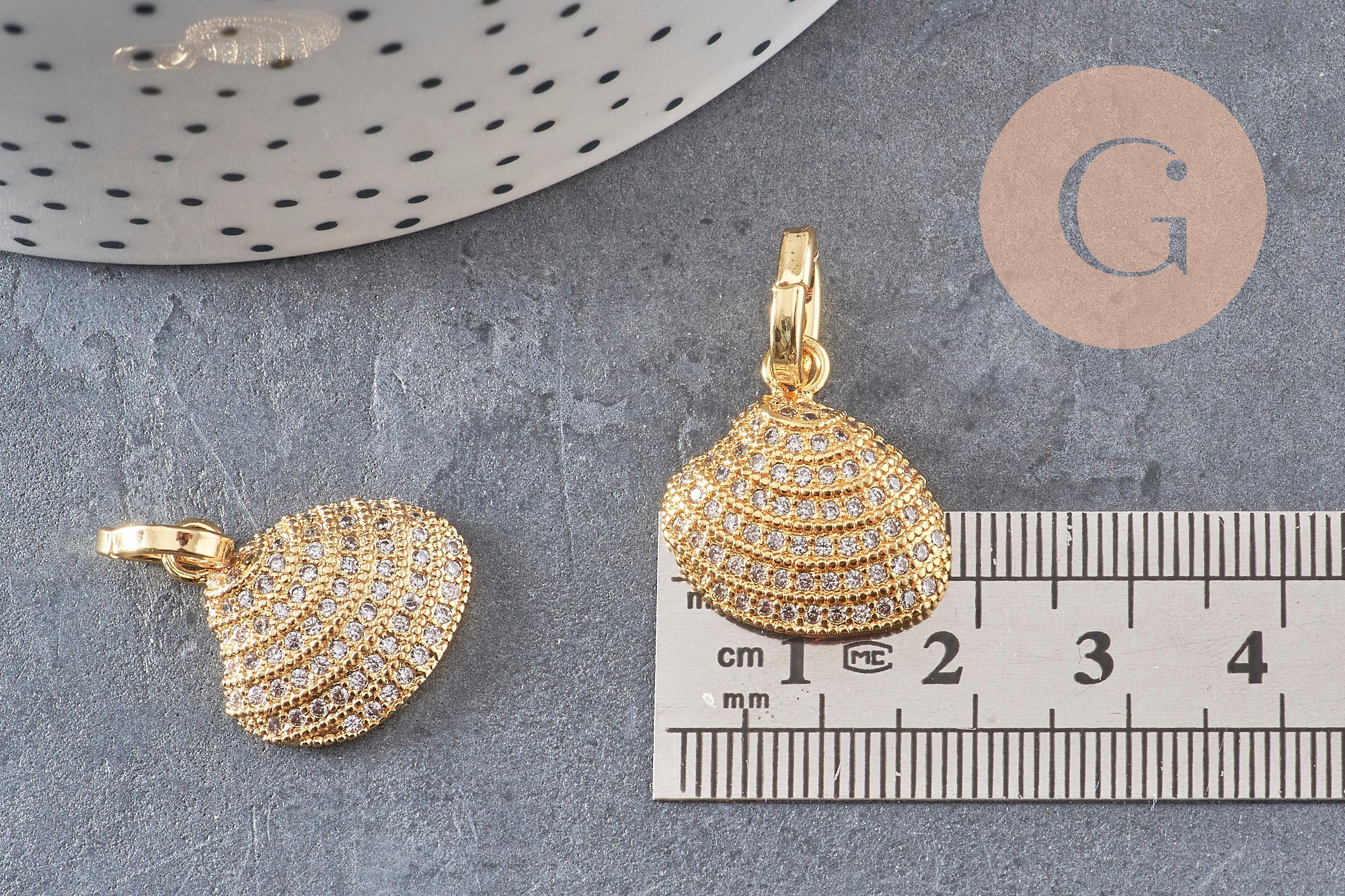 Pendentif coquillage zircons blancs laiton doré 20mm, x1 (G9829)