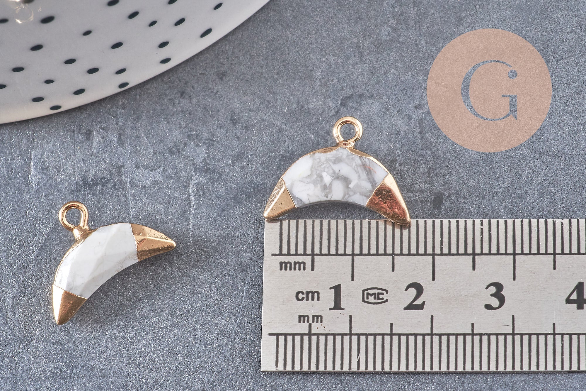 Pendentif croissant lune howlite naturelle doré 18mm, pendentif bijoux pierre naturelle x1 (G1206)