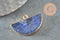 Pendentif demi-lune lapis lazuli naturel fer doré 27mm, x1 (G3941)