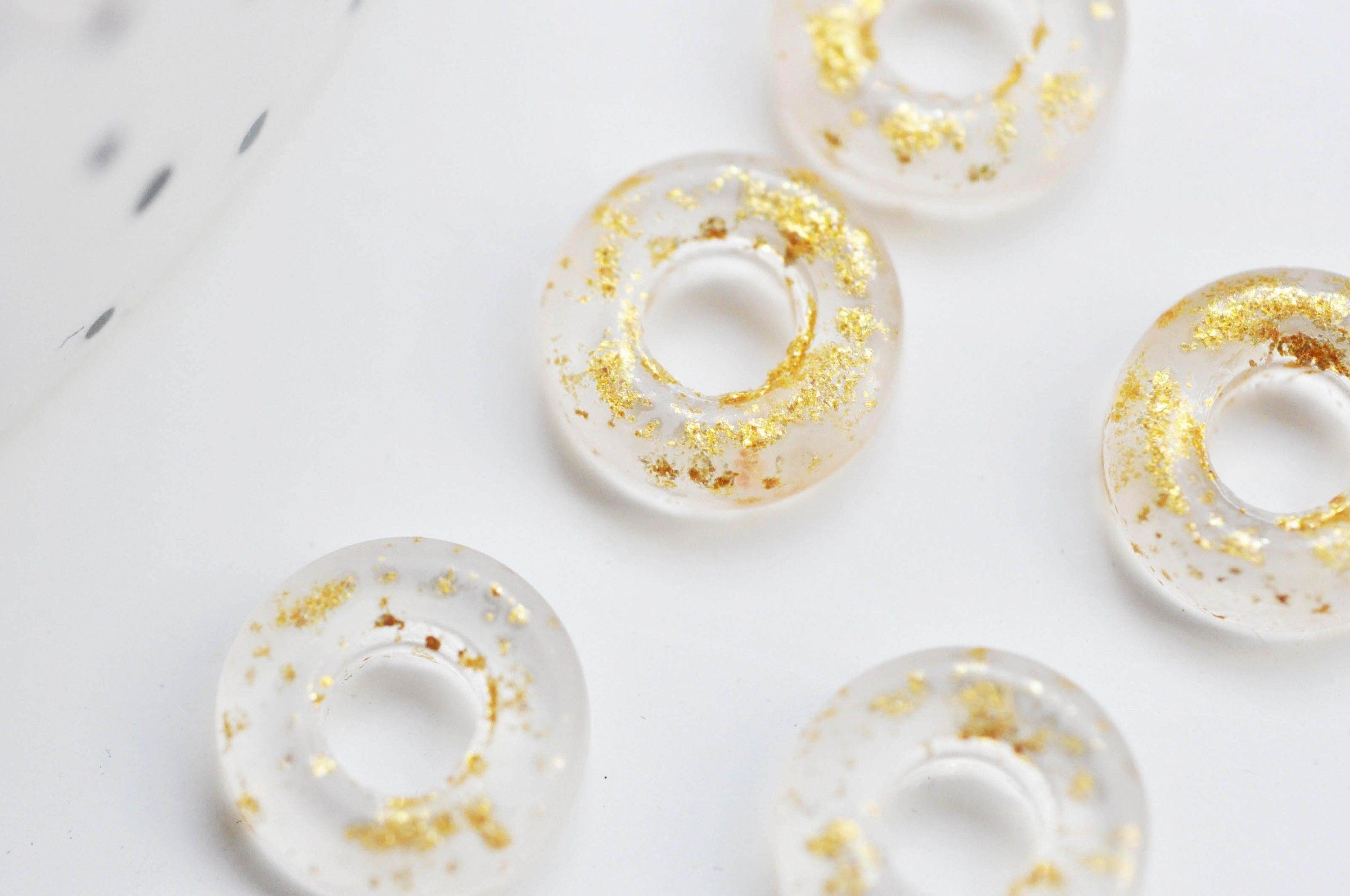 Pendentif donut verre transparent et feuille d'or, un pendentif rond verre pour vos créations de bijoux,15x3mm, x 10 (G3299)