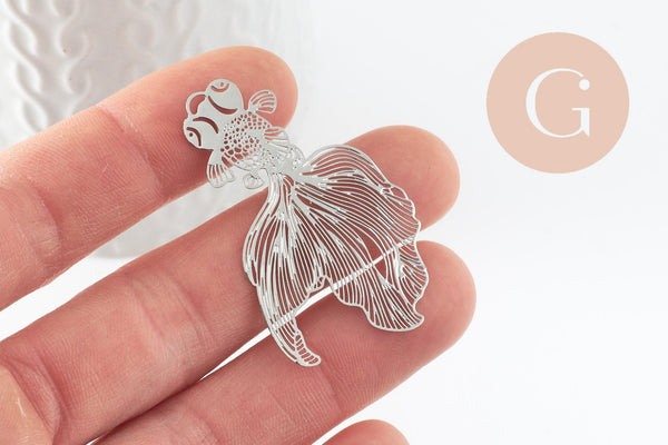 Pendentif estampe filigrane poisson japonais laiton argenté 48mm, x2 (G3693)