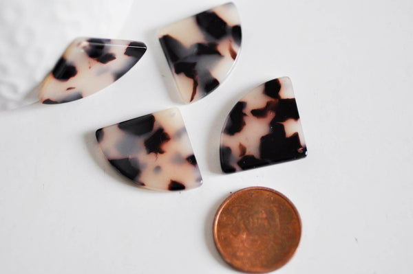 Pendentif éventail beige acétate, perle acétate,connecteur plastique, 21.5mm? x5 G0063