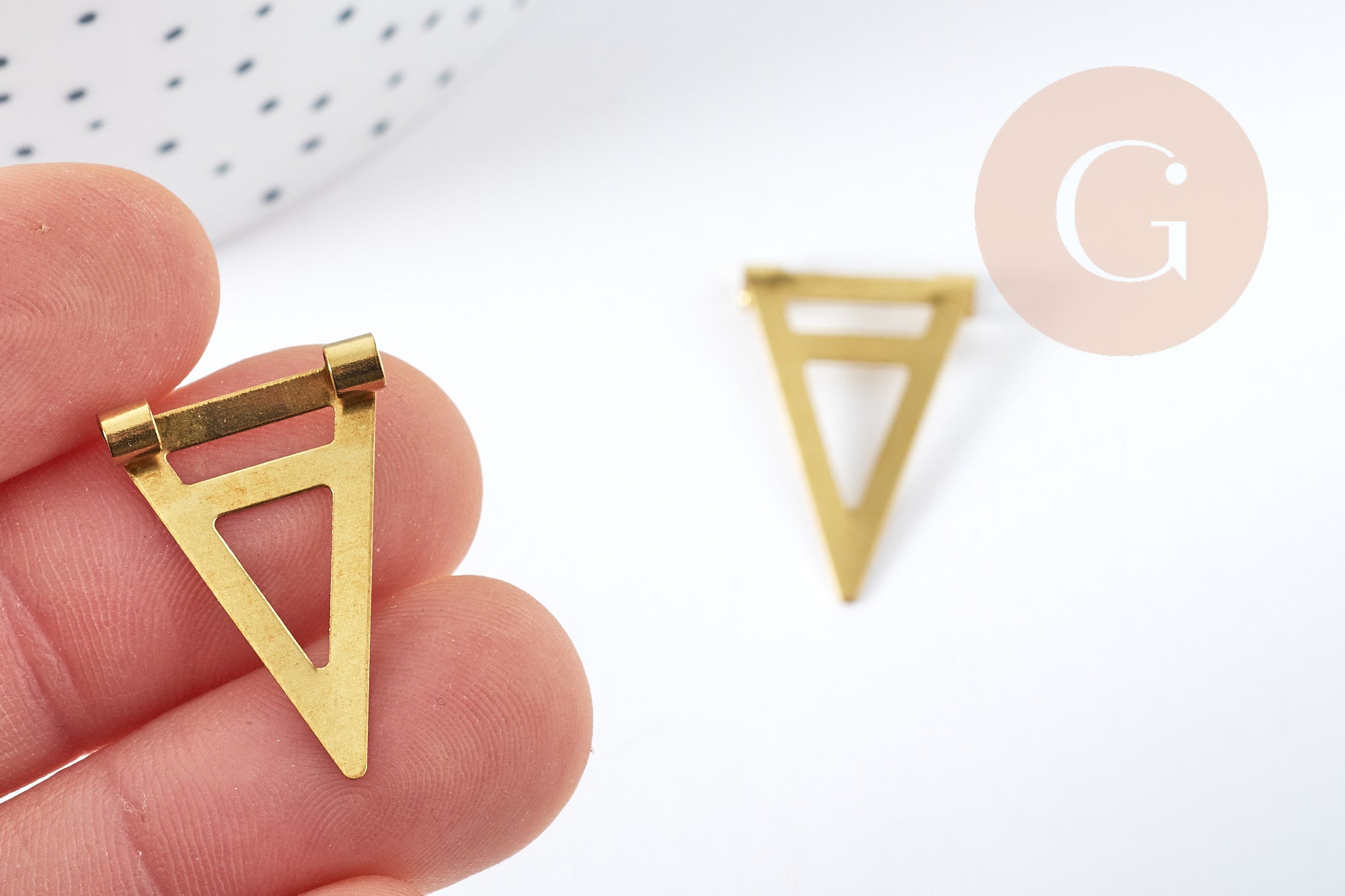 Pendentif fantaisie triangle laiton brut doré 26mm, fabrication de bijoux x2 G8317
