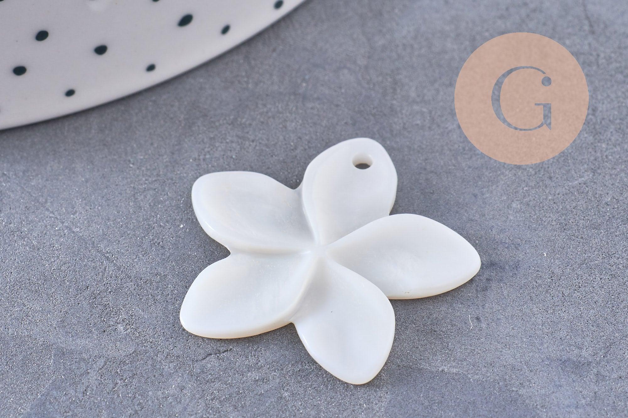 Pendentif fleur à pétales nacre blanche naturelle 31-34.5mm, x2 (G10226)